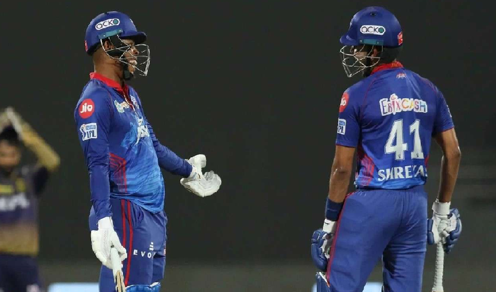 2 खेळाडू, 2 बॉल आणि 2 कॅच...पण एकही खेळाडू झाला नाही बाद! 2 खेळाडू, 2 बॉल आणि 2 कॅच...पण एकही खेळाडू झाला नाही बाद!