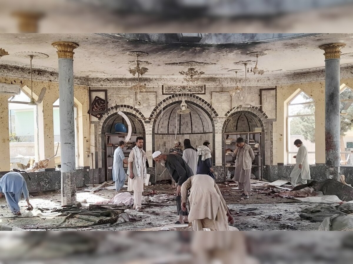 नमाज सुरू असताना मशिदीमध्ये बॉम्ब स्फोट, 32 जणांचा मृत्यू title=