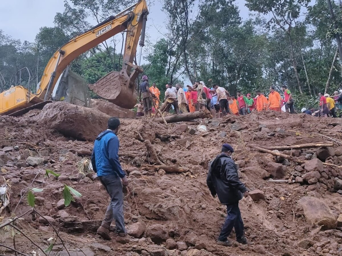 देवभूमी केरळमध्ये पावसाचा हाहाकार; भूस्खलनात 15 हून अधिक जणांचा मृत्यू, पुढचे 24 तास महत्त्वाचे title=