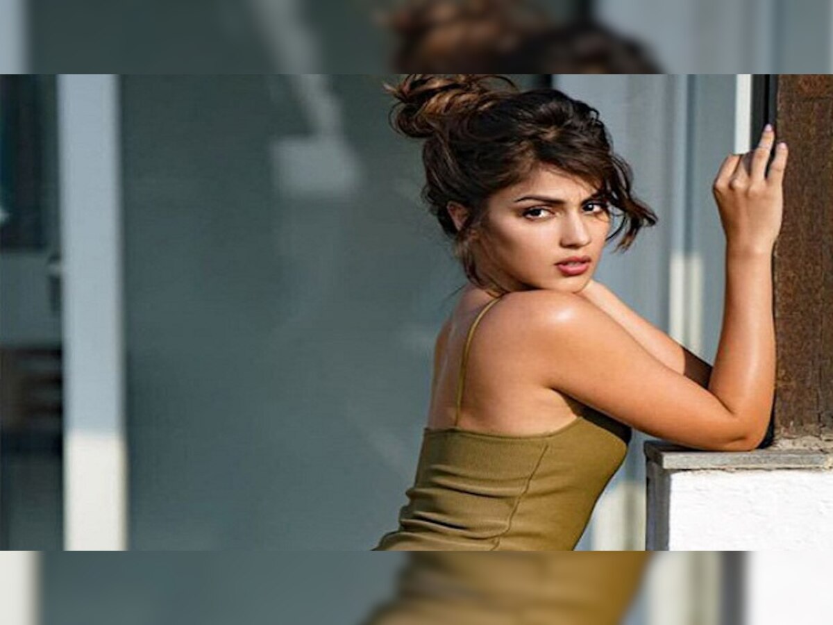 सुशांत सिंह राजपूतच्या निधनानंतर Rhea Chakraborthy मध्ये मोठा बदल title=