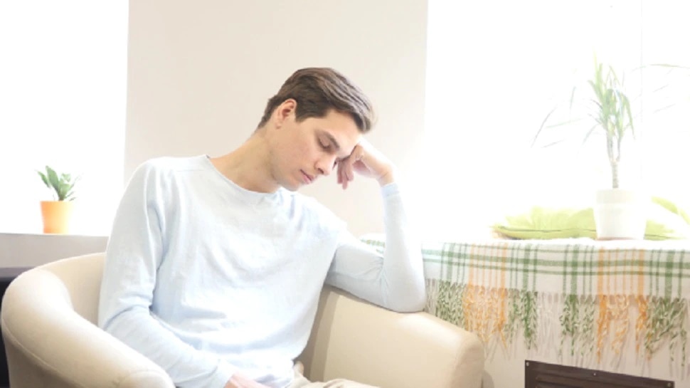 Sleeping while sitting know its benefits and side effects