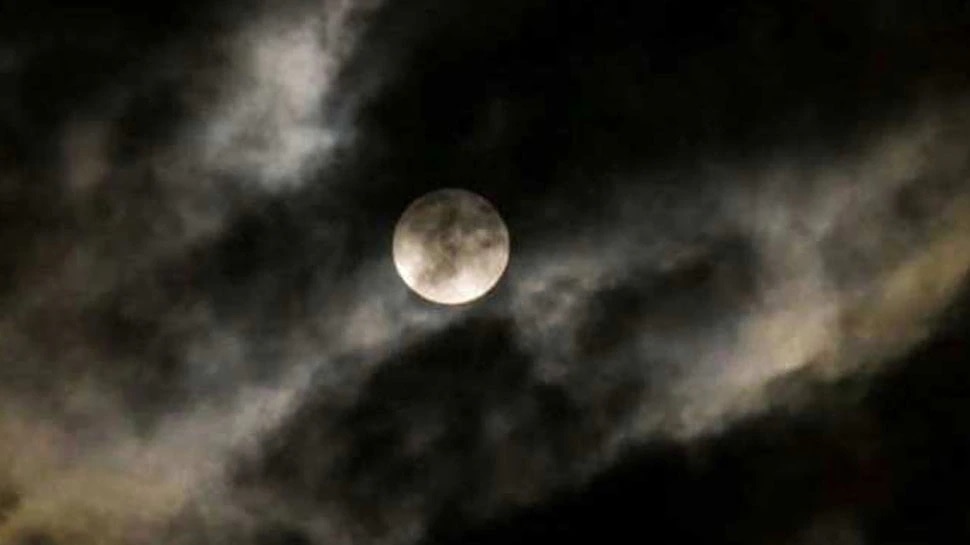 Lunar Eclipse in 2021:  या वर्षातील सर्वात शेवटचं चंद्रग्रहण, या राशीवर होणार मोठा परिणाम