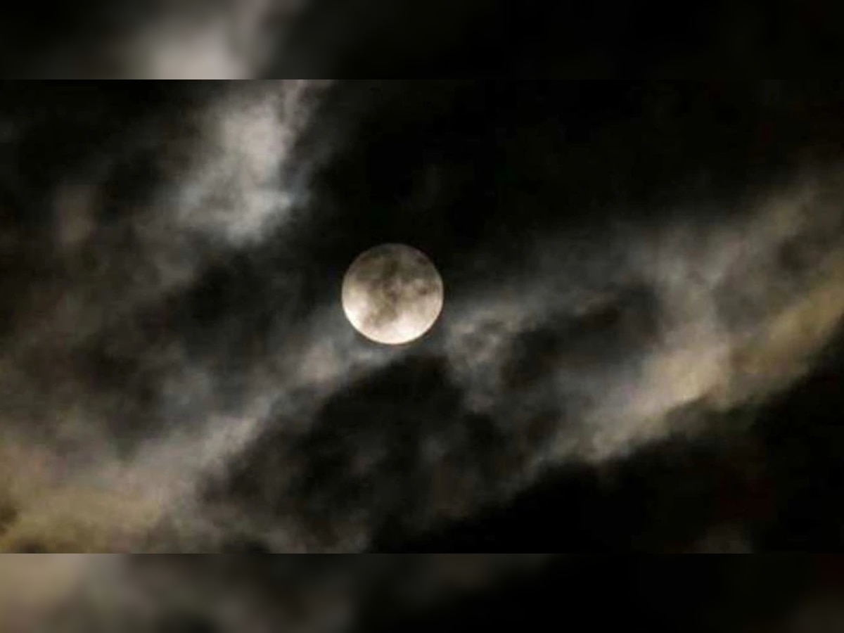 Lunar Eclipse in 2021:  या वर्षातील सर्वात शेवटचं चंद्रग्रहण, या राशीवर होणार मोठा परिणाम title=