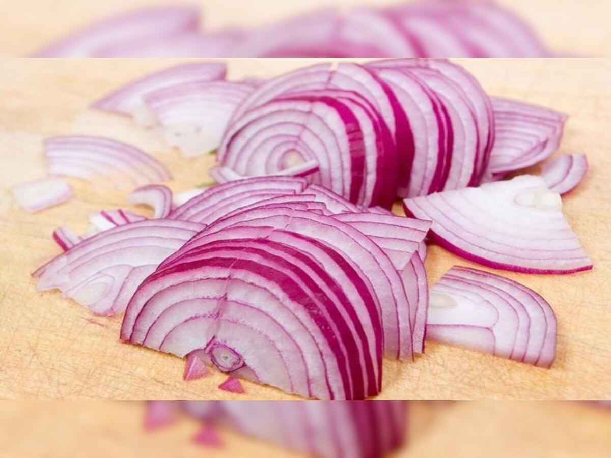 Onion Side Effects: कच्चा कांदा खाल्ल्याने होऊ शकतो हा आजार title=