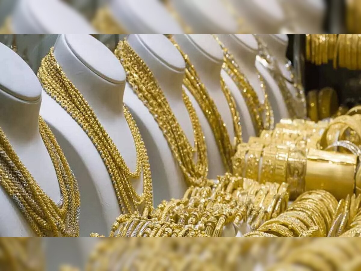 Gold Price Today : सोने - चांदीच्या दरात घसरण, 4000 रुपयांनी स्वस्त झालं सोनं  title=