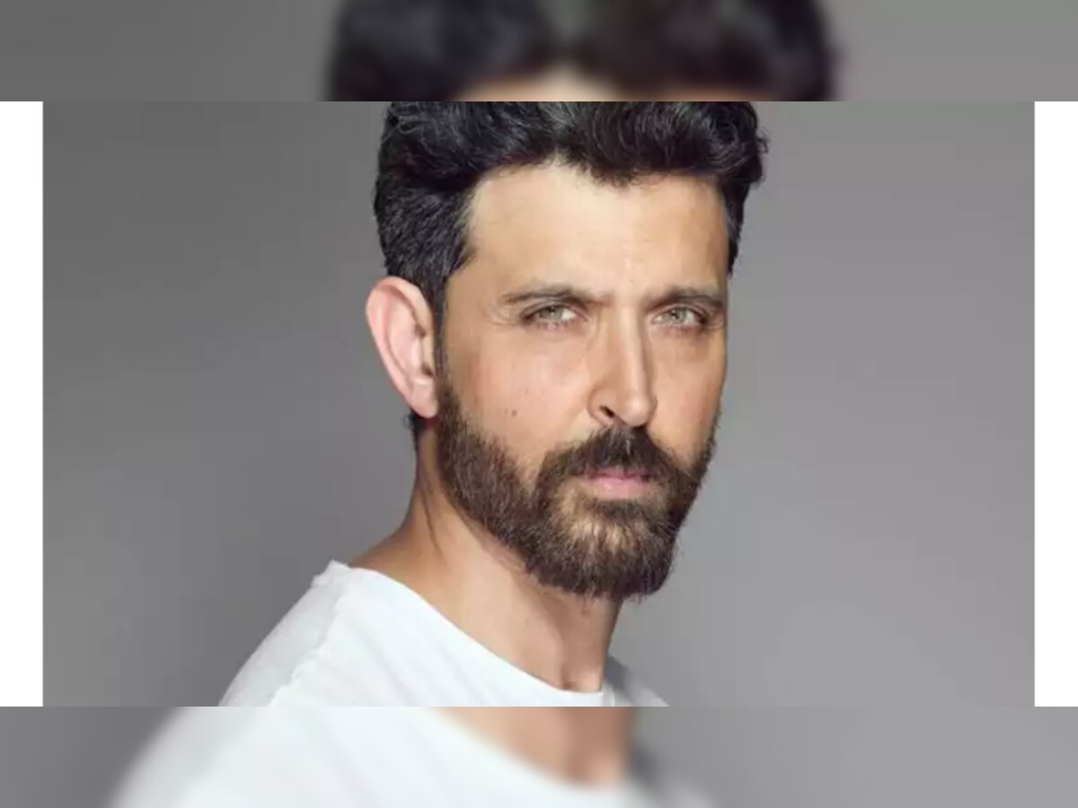  Hrithik Roshan कडून सिनेमाच्या टीमला मोठं गिफ्ट  title=