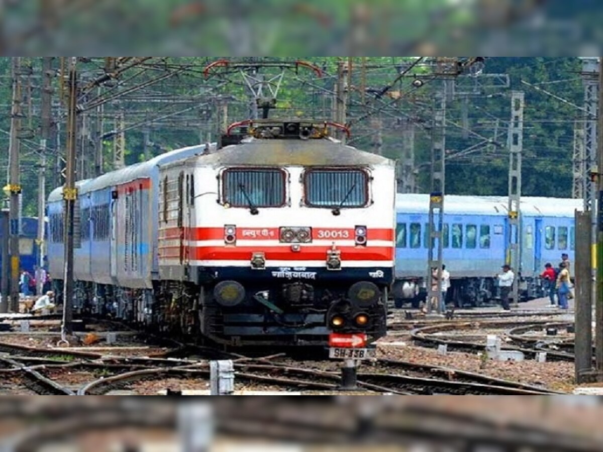 Special Trains | मुंबई आणि पुण्यातून रेल्वेची दिवाळी विशेष ट्रेन; आजपासून बुकिंग सुरू  title=