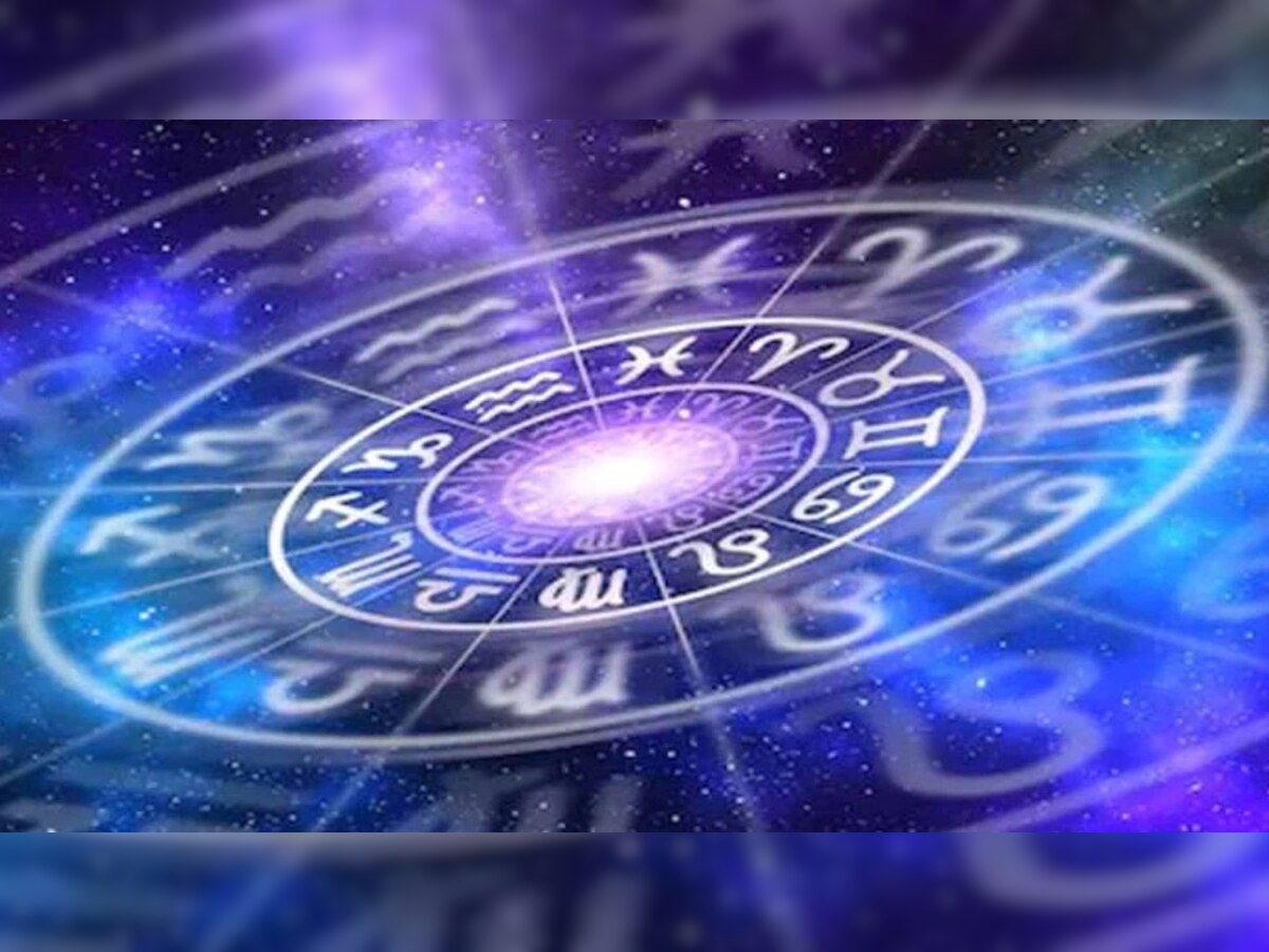 Horoscope November 1, 2021:  सोमवारी या राशीच्या लोकांना राहावं लागणार सावध title=