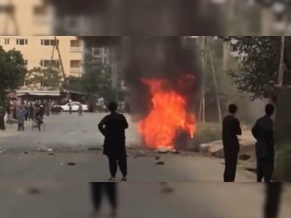 kabul Blast: रुग्णालयाबाहेर भीषण बॉम्बस्फोट, 15 जणांचा मृत्यू; 34 जखमी title=