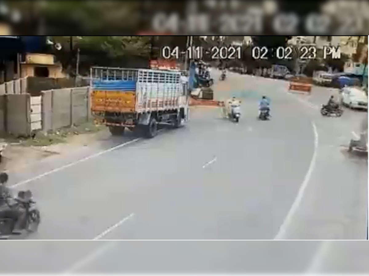 Puducherry Viral Video: स्कूटर वरुन फटाके घेऊन जात असताना मोठा स्फोट, बाप-लेकाचा दुर्दैवी मृत्यू title=