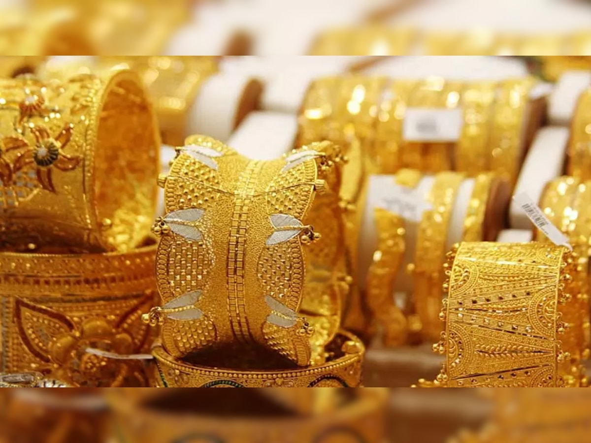 Gold Rate Today |  सोन्याच्या दरांत घसरण; खरेदीसाठी ग्राहकांची लगबग title=