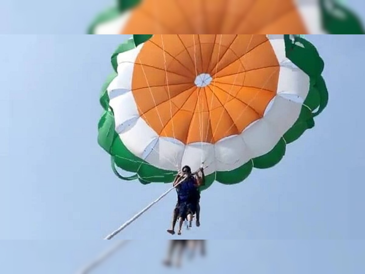 LIVE Parasailing Scare Video : पॅरासेलिंग करताना दोरी तुटल्याने जोडप्याचा भीषण अपघात title=