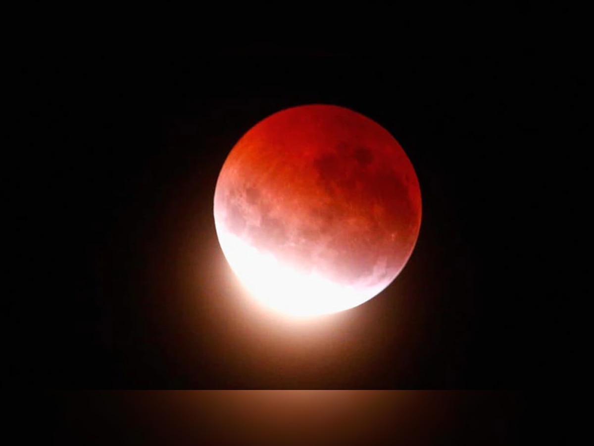 Lunar Eclipse 2021: यंदाच्या वर्षातलं शेवटचं पण सर्वात मोठं चंद्रग्रहण title=