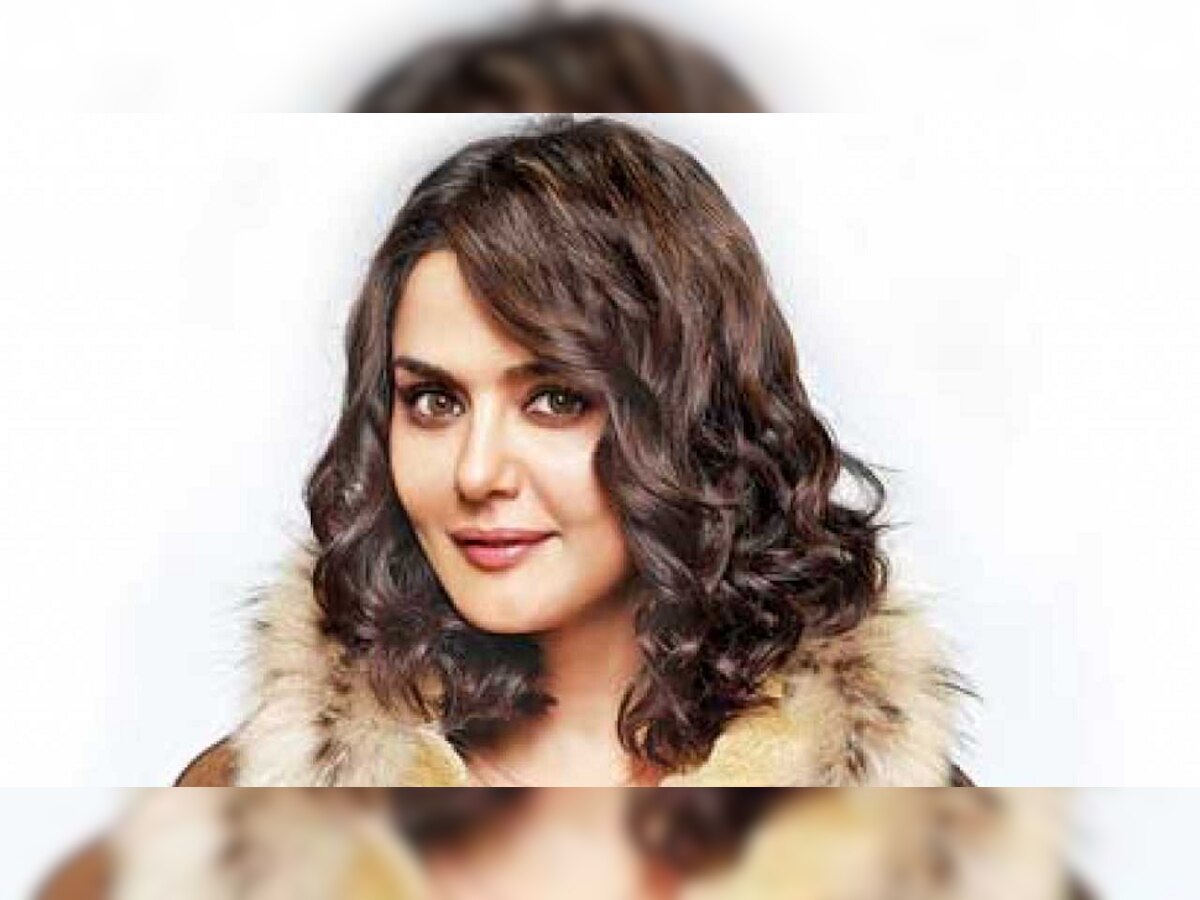 Preity Zinta जुळ्या मुलांची आई, वयाच्या 46व्या वर्षी दिली 'गुडन्यूज' title=