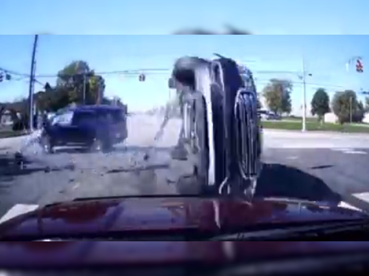 Expressway वर दोन कारमध्ये भीषण अपघात, व्हिडीओ पाहून तुम्हालाही बसेल धक्का title=