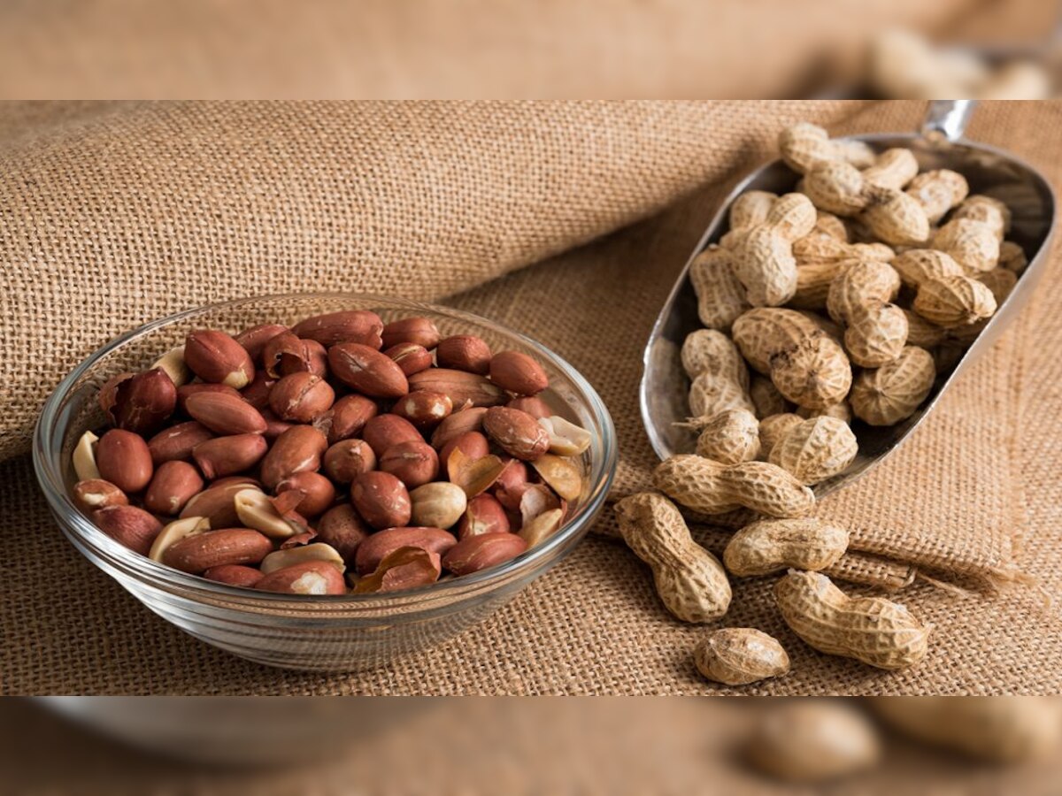 Benefits of peanuts: 'या' प्रकारे शेंगदाणे खाल्याने मिळतात भरपूर फायदे, जाणून घ्या माहिती title=