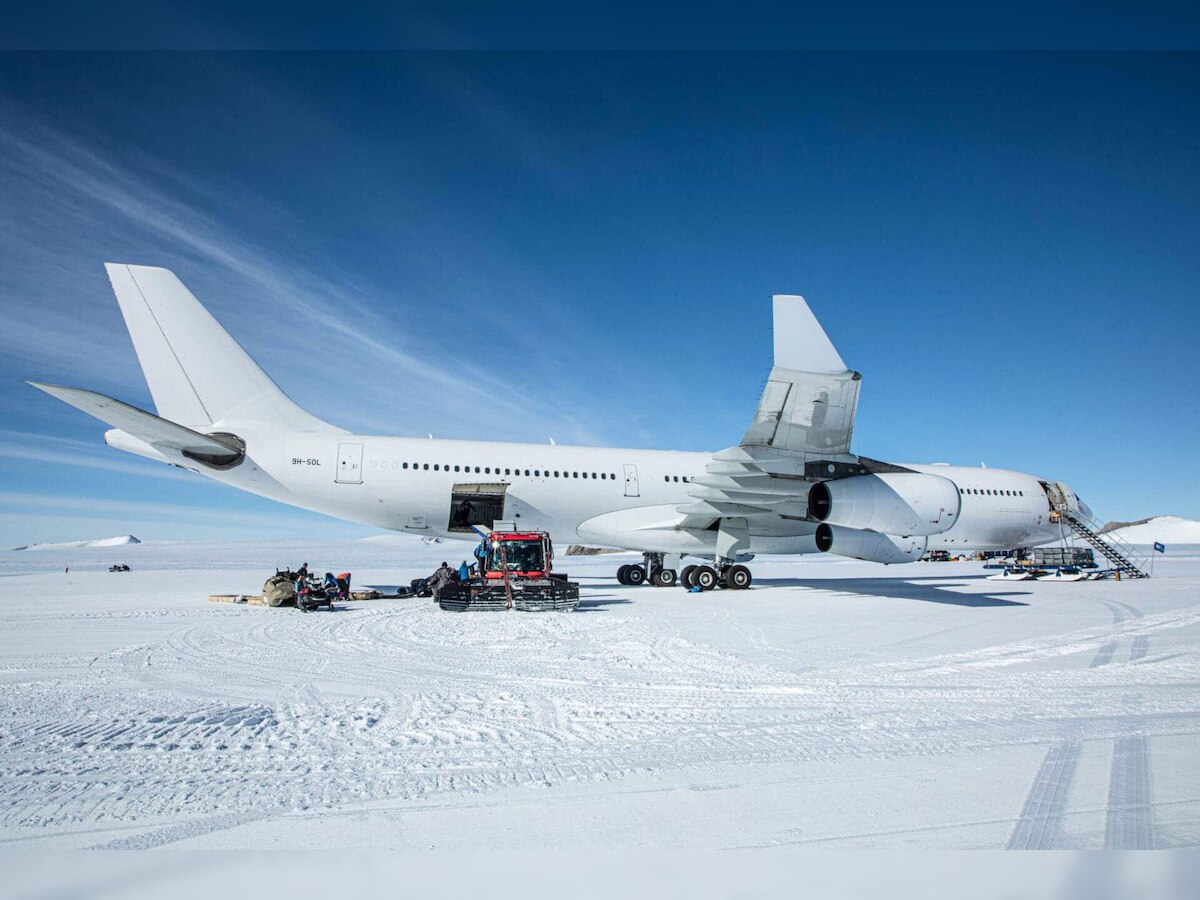 Antarctica : इतिहासात पहिल्यांदाच अंटार्क्टिकामध्ये बर्फावर उतरलं विमान title=