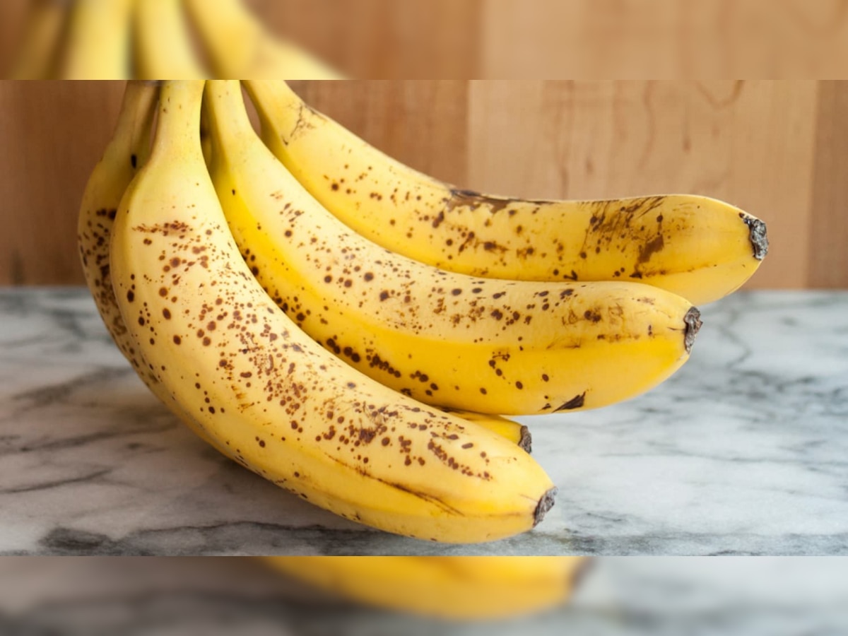 Benefits of eating banana: या वेळेत केळी खा आणि आजारांपासून लांब राहा title=