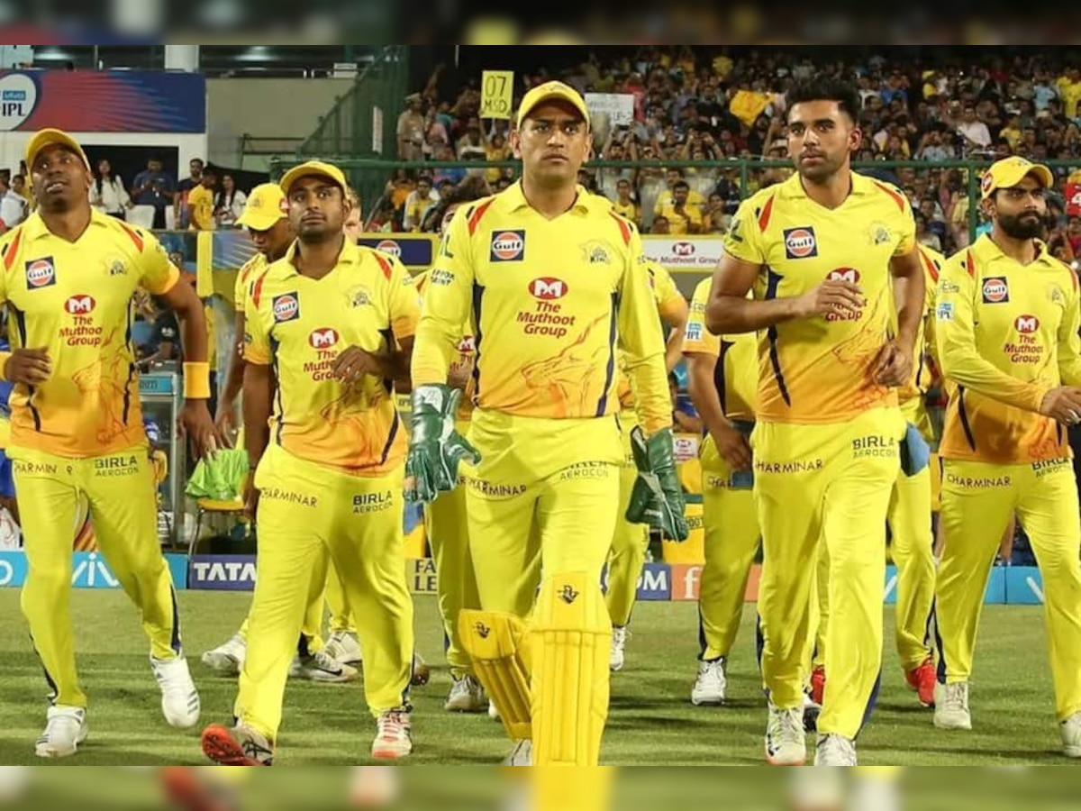 CSK IPL 2022 Retained Players: धोनीच्या टीमने या 4 खेळाडूंना केलं रिटेन, हे 18 खेळाडू बाहेर title=