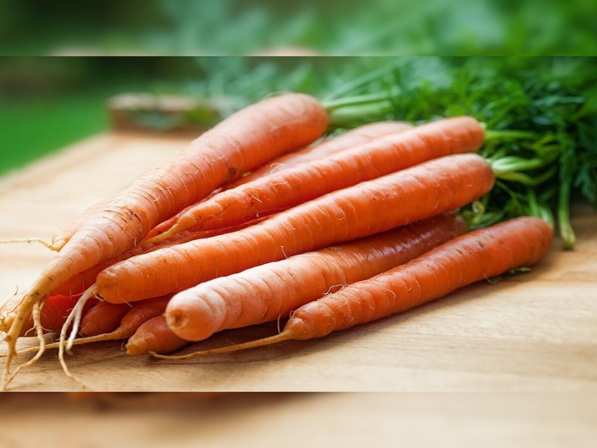 Carrots benefits : थंडीत गाजर खाणं गरजेचं, जाणून घ्या याचे 6 महत्वाचे फायदे title=