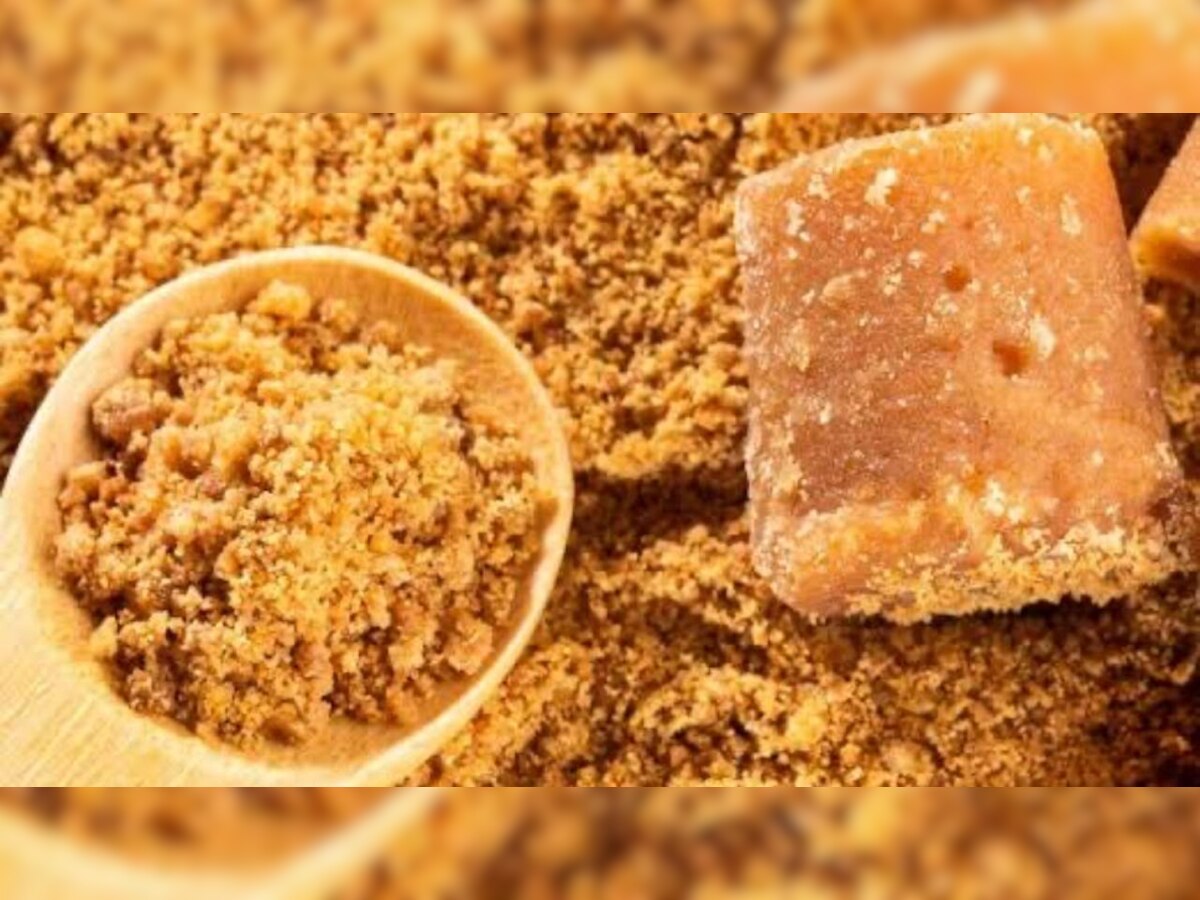 Jaggery Benefits : हिवाळ्यात गुळासोबत 'या' गोष्टींचे सेवन करा आणि सर्व आजारांना लांब ठेवा title=