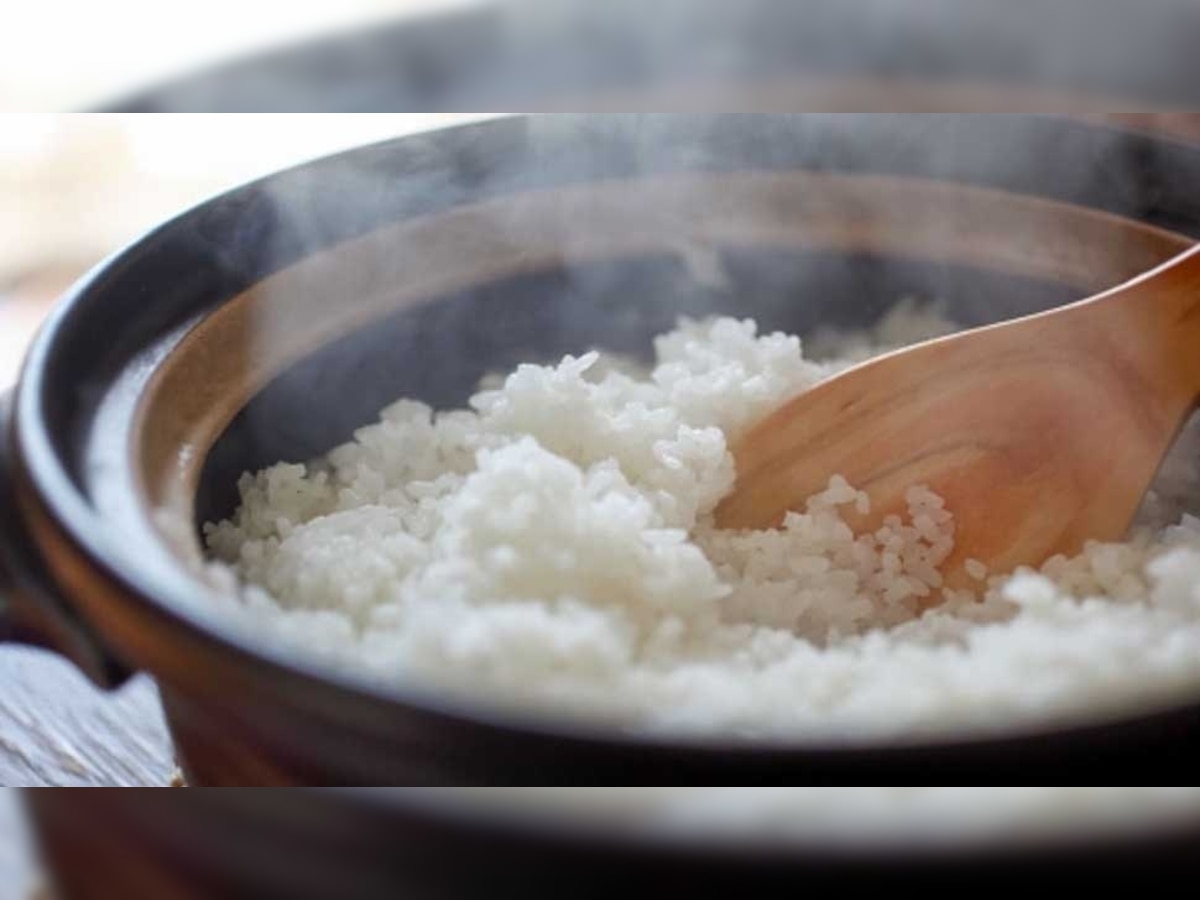 प्रेशर कुकरमध्ये शिजवलेला भात खात आहात का, याबाबत महत्त्वाची गोष्ट जाणून घ्या title=