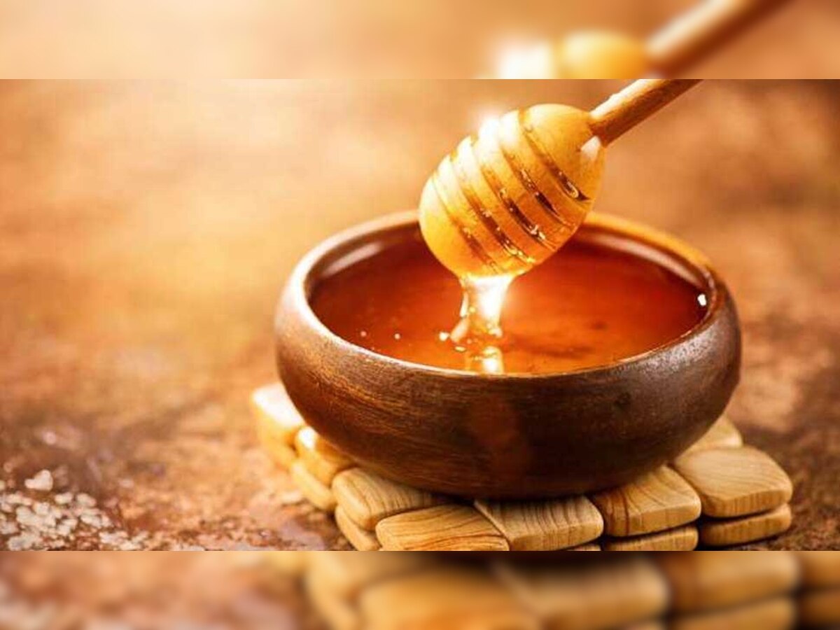 Honey Benefits : या कारणांमुळे रात्री झोपण्यापूर्वी मधाचे सेवन करावे, जाणून घ्या त्याचे 5 फायदे title=