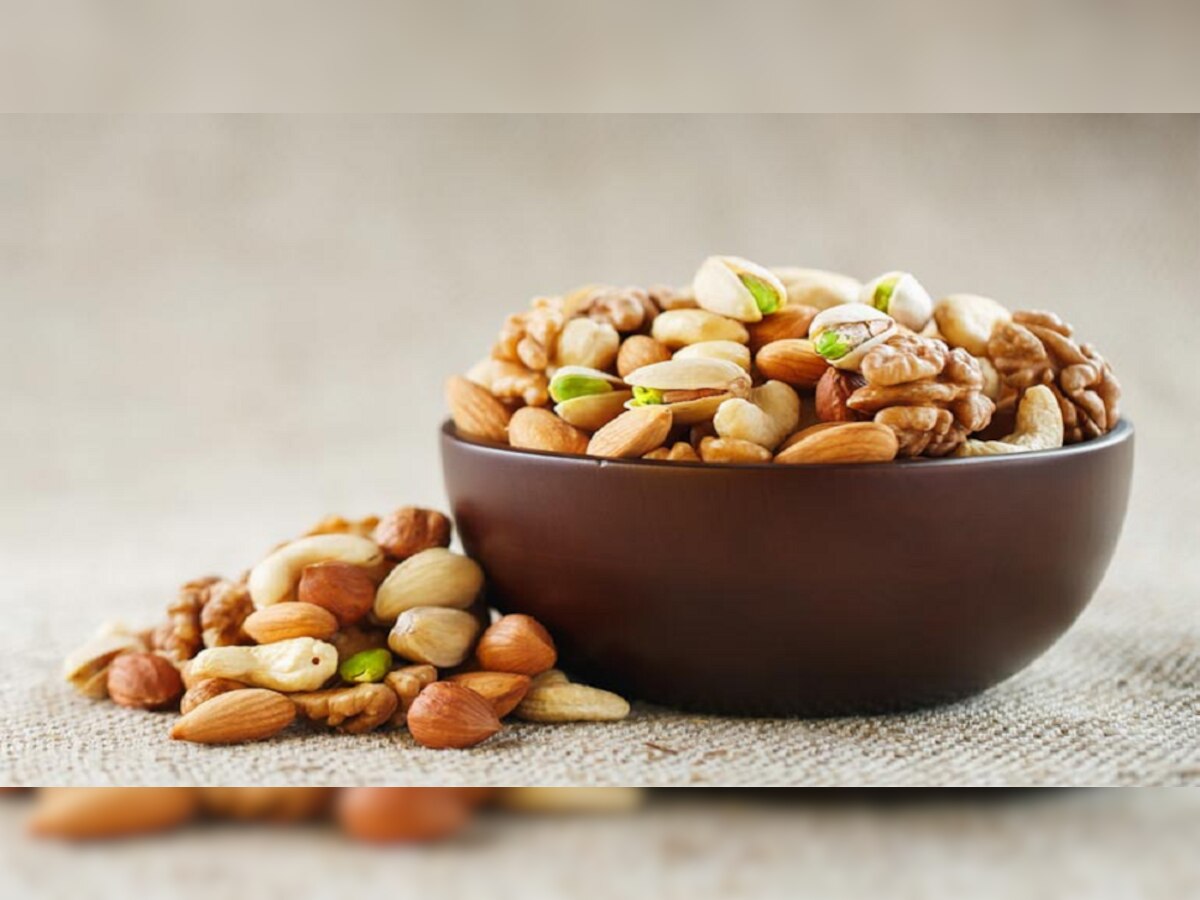 Dry Fruits Side Effects : हिवाळ्यात अशाप्रकारे करु नका सुक्या मेव्याचे सेवन, हे आरोग्यासाठी घातक title=