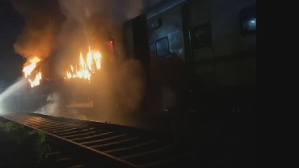 &#039;द बर्निंग ट्रेन&#039;चा थरार कॅमेऱ्यात कैद, रेल्वेच्या डब्याला भीषण आग  : VIDEO 