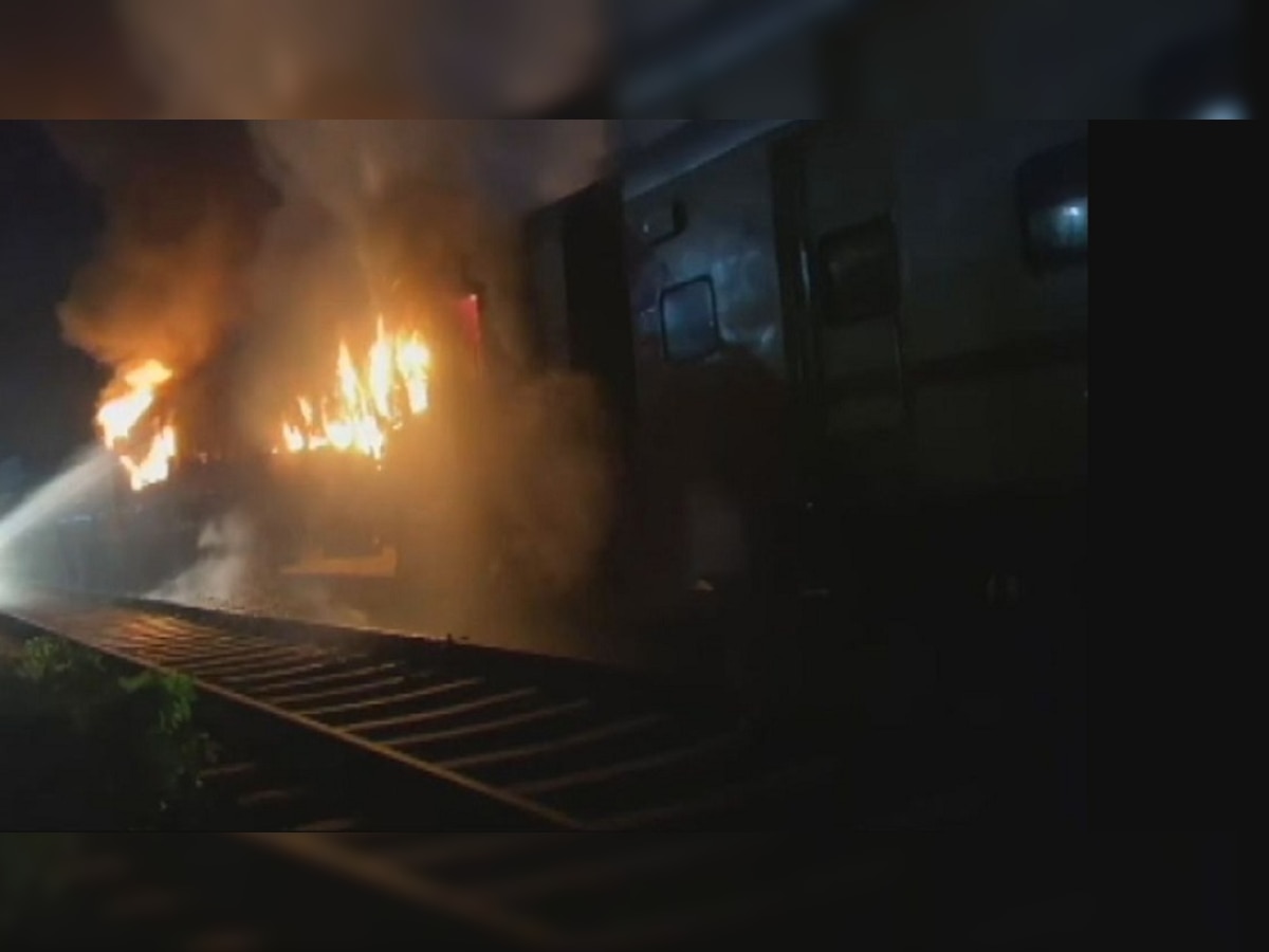 'द बर्निंग ट्रेन'चा थरार कॅमेऱ्यात कैद, रेल्वेच्या डब्याला भीषण आग  : VIDEO  title=