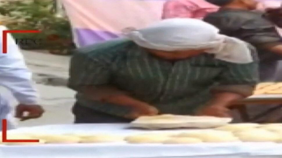 संतापजनक | तंदूर रोटी बनवणारी व्यक्ती चक्क रोटीवर थुंकतेय, व्हीडिओ व्हायरल