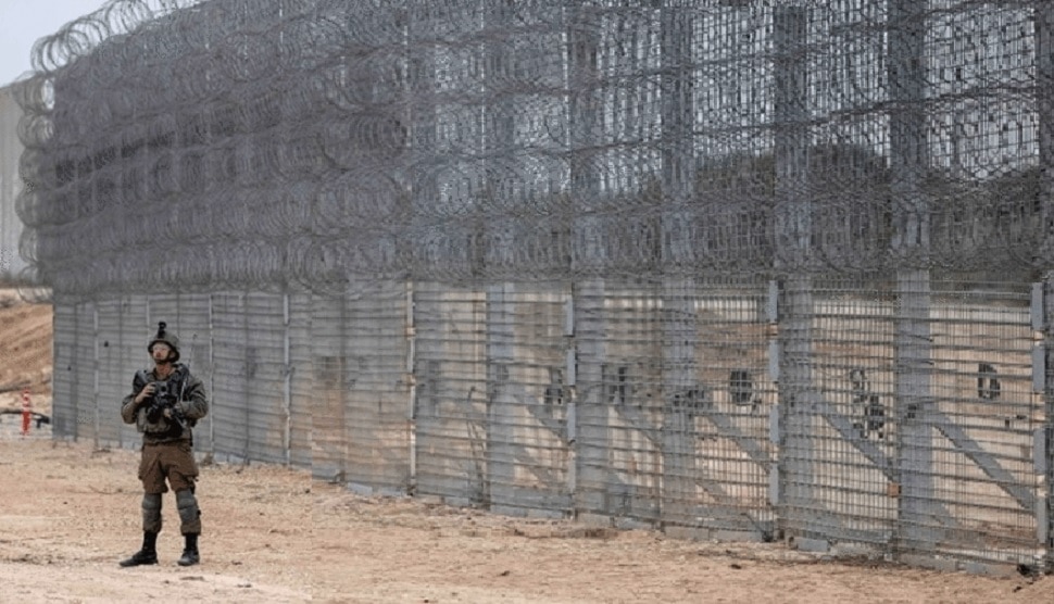 इस्रायलने गाझामधून होणारे हल्ले रोखण्यासाठी बनवली 65 किमी लांबीची हाइटेक भिंत