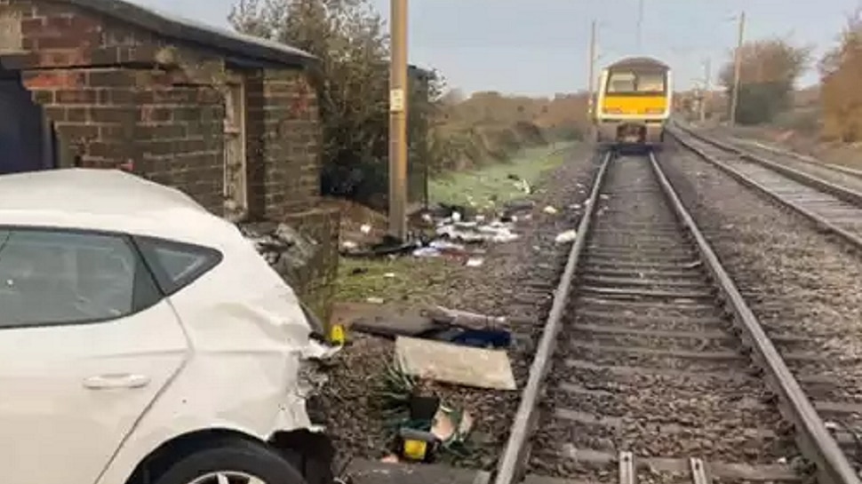 ट्रेन आणि कारचा भीषण अपघात... ड्रायव्हरसाठी ठरला चमत्कार, पाहा फोटो