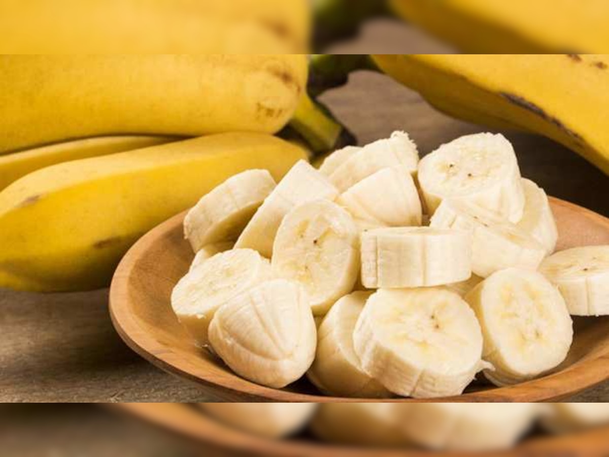 Benefits of banana: फक्त 1 केळी अनेक आजारांवर रामबाण उपाय, हिवाळ्यात यावेळी खाल्ल्यास होतील आश्चर्यकारक फायदे title=