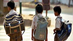 पालक आणि विद्यार्थ्यांसाठी महत्त्वाची बातमी! मुलांच्या पाठिवरच्या दप्तराचं ओझं होणार कमी
