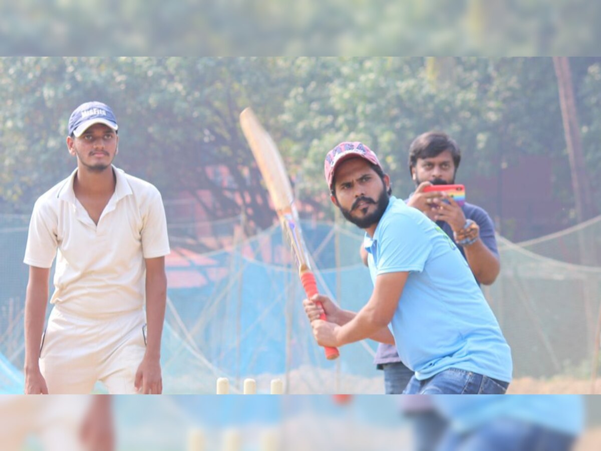  शिवाजी पार्कमध्ये रंगला 'फ्रि हिट दणका'चा क्रिकेट सामना  title=