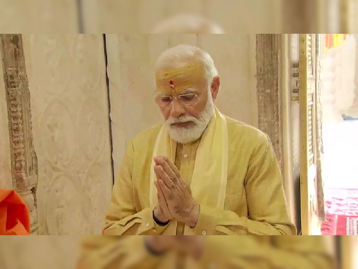 Kashi Vishwanath Dham : सफाई कर्मचाऱ्यांबरोबर जेवण, पीएम मोदींच्या फोटोची चर्चा title=