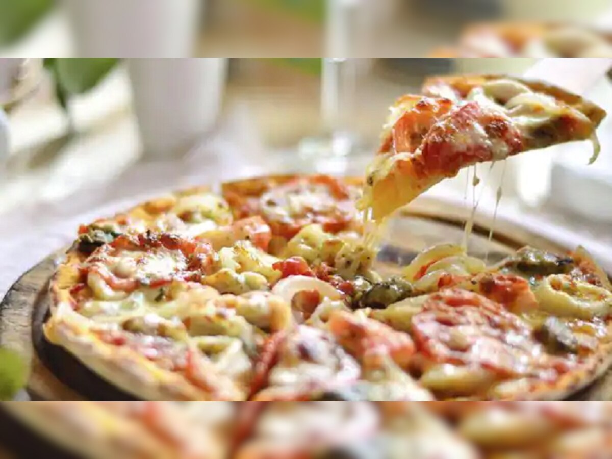 Pizza | नव्या वर्षात तुमचा आवडता पिझ्झा महागण्याची चिन्हं title=