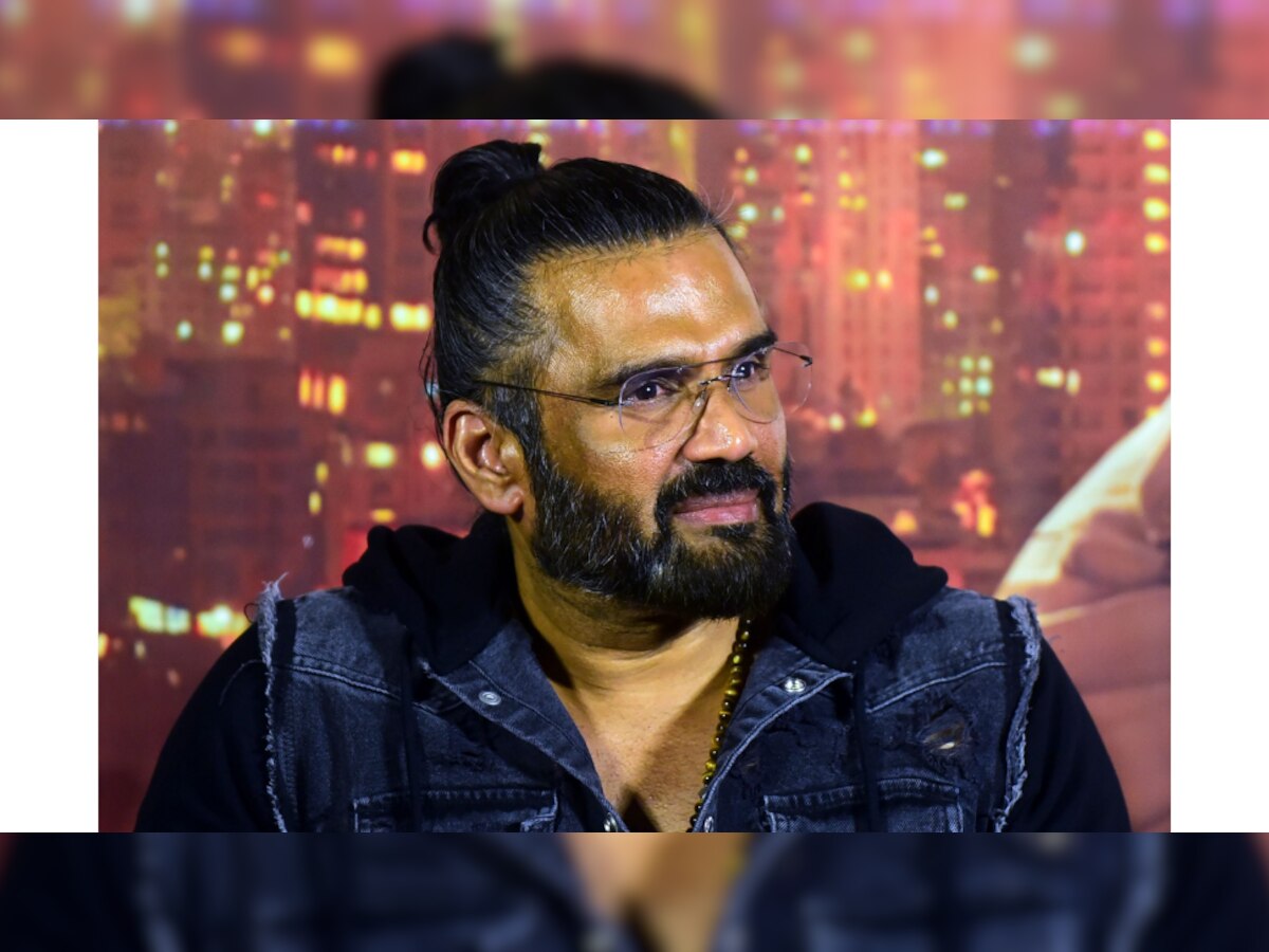  Suniel Shetty कडून लग्नाच्या वाढदिवशी पत्नीसोबतचा 'तो' फोटो शेअर title=