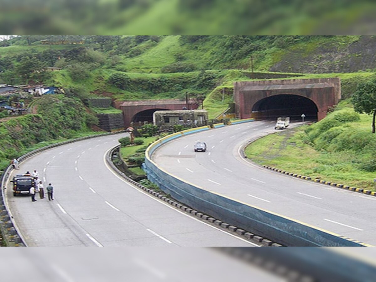 Pune Mumbai expressway | पुण्यातून मुंबईकडे येणाऱ्या प्रवाशांसाठी महत्वाची बातमी; प्रवास करण्यापूर्वी वाचा title=