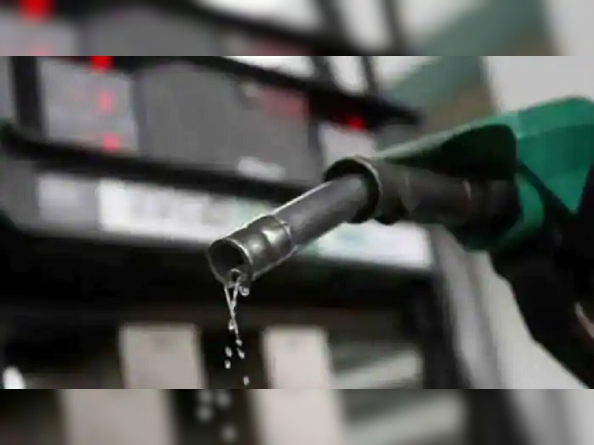नव्या वर्षांची खुशखबर; पेट्रोल होणार २५ रुपयांनी स्वस्त title=