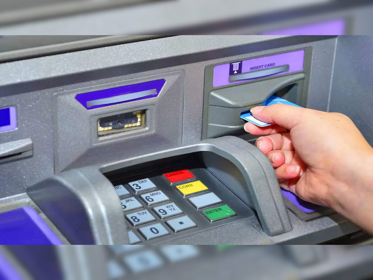 ATM मधून पैसे काढण्याचे नियम बदलले, SBI कडून ग्राहकांना ट्वीटरद्वारे माहिती title=