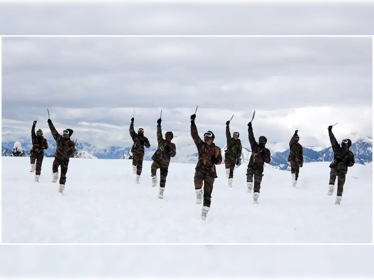 भारतीय जवानांना सलाम! तुफान बर्फवृष्टीत जवानांचा 'खुकरी डान्स'चा VIDEO व्हायरल title=