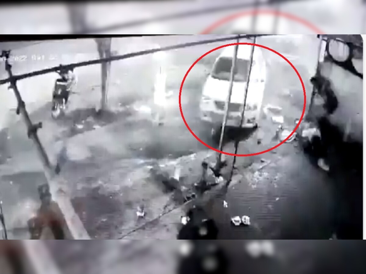 मद्यधुंद तरुणानं रिव्हर्समध्ये पळवली गाडी, पाहा थरकाप उडवणारा अपघाताचा व्हिडीओ title=