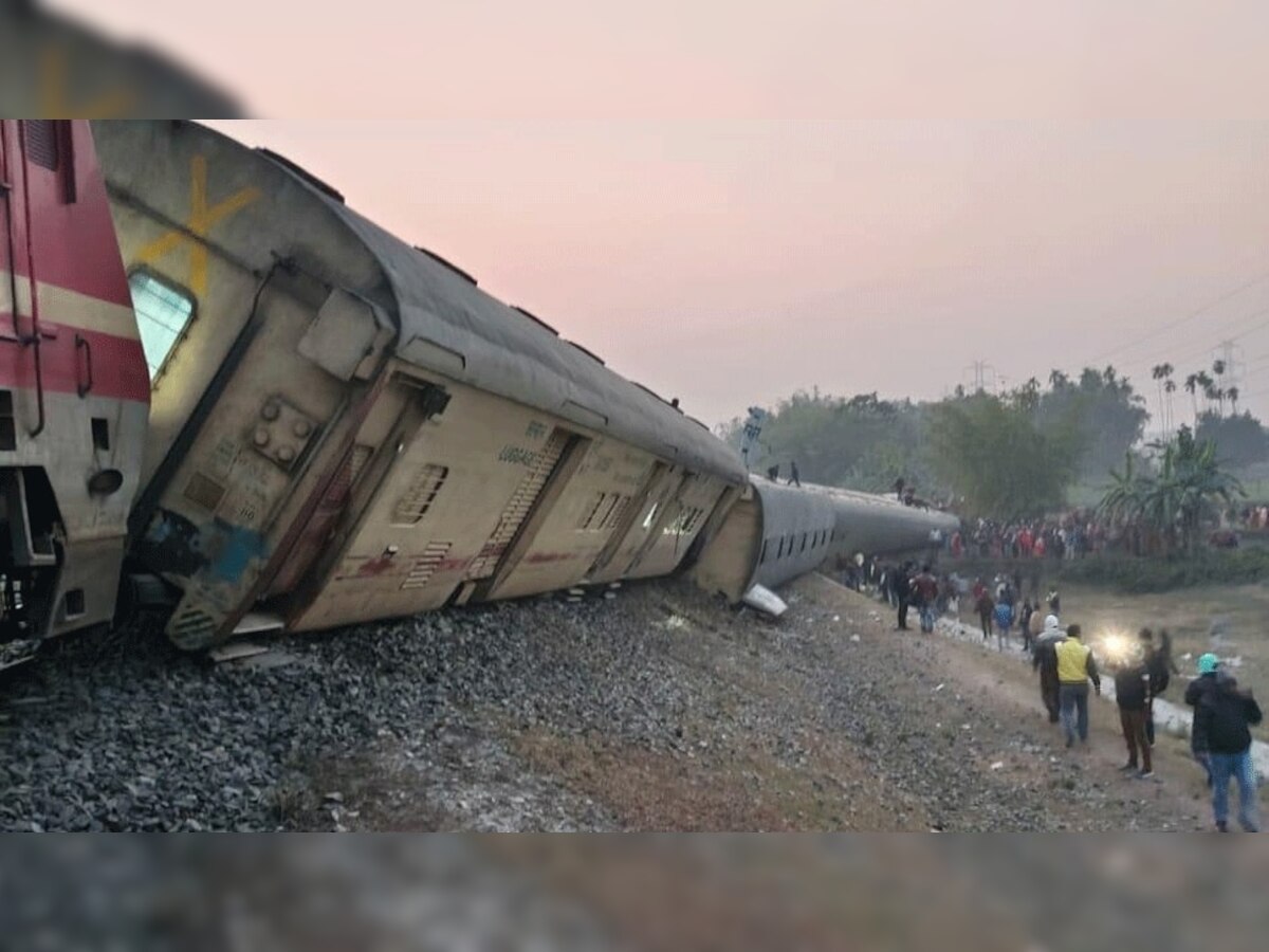 भारतात रेल्वे गाड्या रुळावरुन का घसरतात, नेमके काय आहे कारण? जाणून घ्या title=