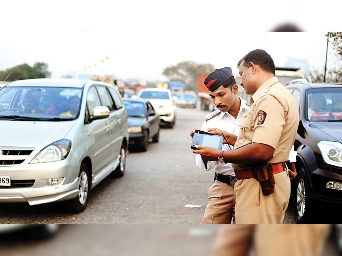 गाडी चालवताना फोनवर बोललं तरी चलन कापलं जाणार नाही! Traffic चे नवीन नियम जाणून घ्या title=