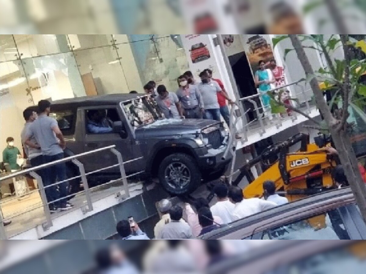 शोरुममध्येच Mahindra Thar ची टेस्ट ड्राईव्ह ; पुढे असं काही झालं की जेसीबीनं तारलं...  title=