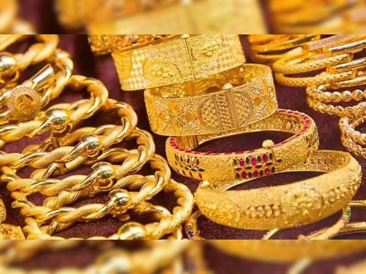 Gold Rate Today | शेअर मार्केटप्रमाणे सोन्यातही मोठी घसरण; इतक्या हजारांनी भाव गडगडले title=