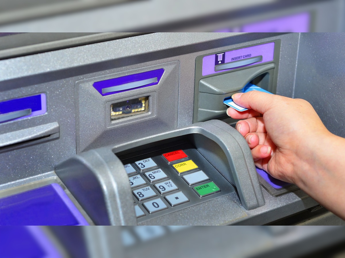 ATM Card वापरताना 'या' चुका कधीही करु नका, नाही तर रिकामी होऊ शकतं तुमचं बँक खातं title=