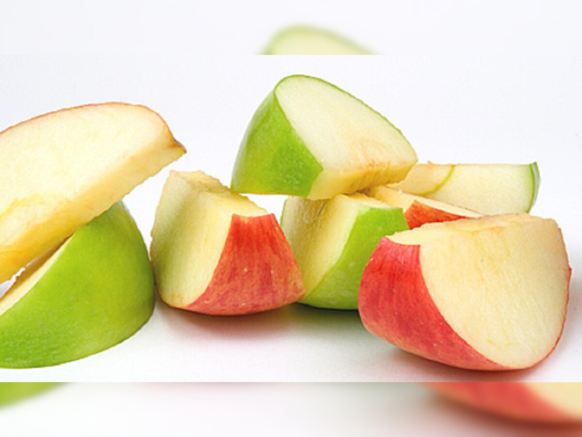 या पद्धतीने सफरचंद खाणं आरोग्यासाठी चांगलं, जाणून घ्या माहिती title=